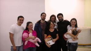 Na foto, Gisele está com seus quatro filhos, dois netos, seu genro e uma grande amiga, a Cristiane. Neste dia ela se batizou na igreja Batista, depois de estudar muito a bíblia para compreender qual era a linha que fazia sentido para ela.
Na realidade, o seu batizado era para ter sido um fim de semana antes, mas uma das filhas ficou doente e Gisele foi passar o dia com ela. No dia 28, a igreja abriu só para a ocasião, e, numa feliz coincidência, foi um dia em que sua família e sua amiga podiam acompanhá-la.